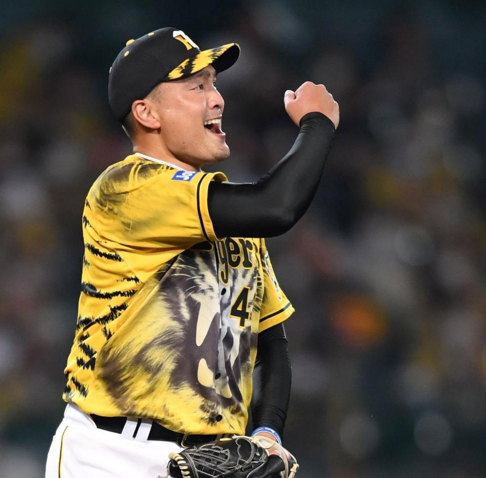 ７回、オースティンを三振に仕留めガッツポーズを決める秋山＝甲子園（撮影・田中太一）