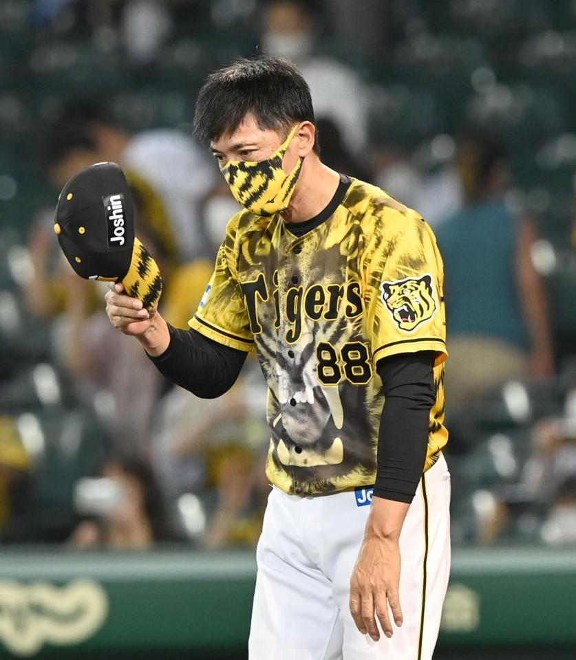 　スタンドの一礼する矢野監督