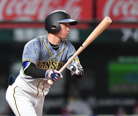 ３回、右前打を放つ近本（撮影・西岡正）