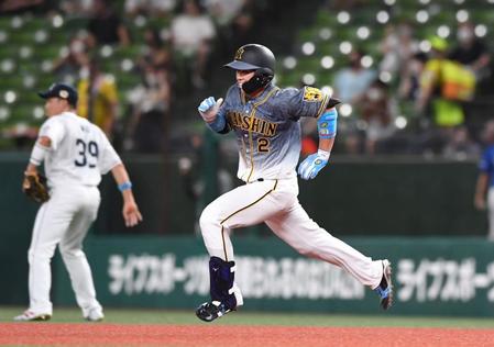 ５回、梅野は右線に適時三塁打を放つ（撮影・佐藤厚）