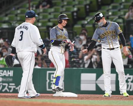 ５回、近本（中）は左前適時安打を放つ＝メットライフドーム（撮影・佐藤厚）