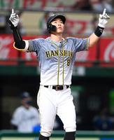 　交流戦の西武戦で１試合３発を放った佐藤輝＝５月２８日