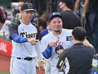 Ｚポーズで記念撮影する佐藤輝（左）と山川