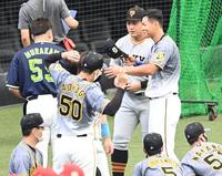 村上、岡本和らと談笑する佐藤輝（撮影・飯室逸平）