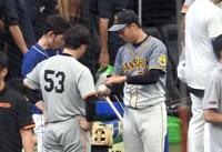 又吉、高梨と話す青柳（撮影・飯室逸平）