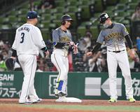 ５回、近本（中）は左前適時安打を放つ＝メットライフドーム（撮影・佐藤厚）