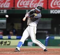 ５回、近本は左前適時安打を放つ（撮影・佐藤厚）