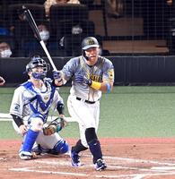 ７回、中飛に倒れる佐藤輝（撮影・飯室逸平）