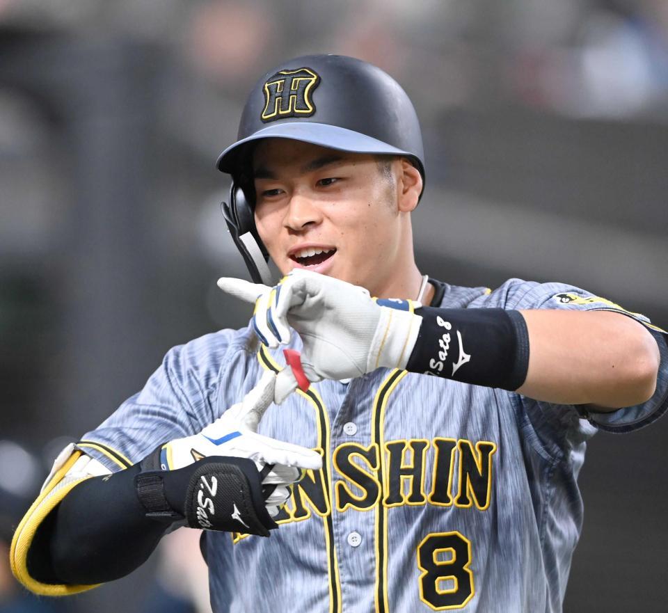 　Ｚポーズをする佐藤輝