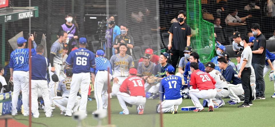 全セの円陣で声だしする青柳（左）＝撮影・飯室逸平