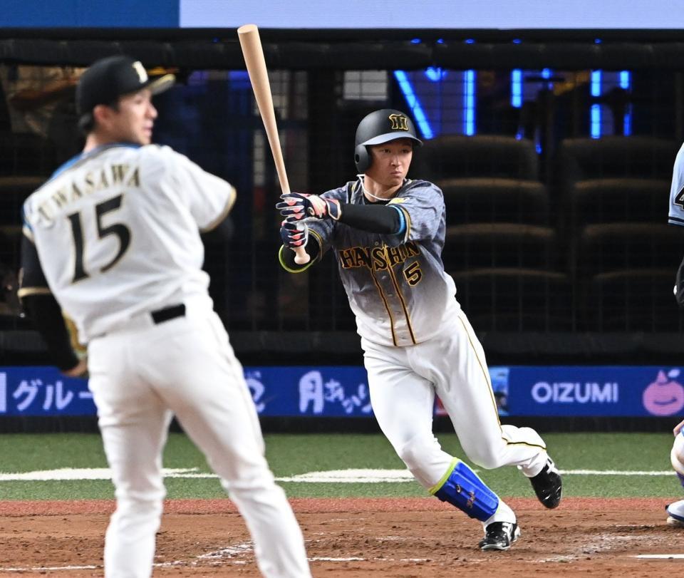 ５回、適時打を放つ近本（投手・上沢）＝撮影・高石航平