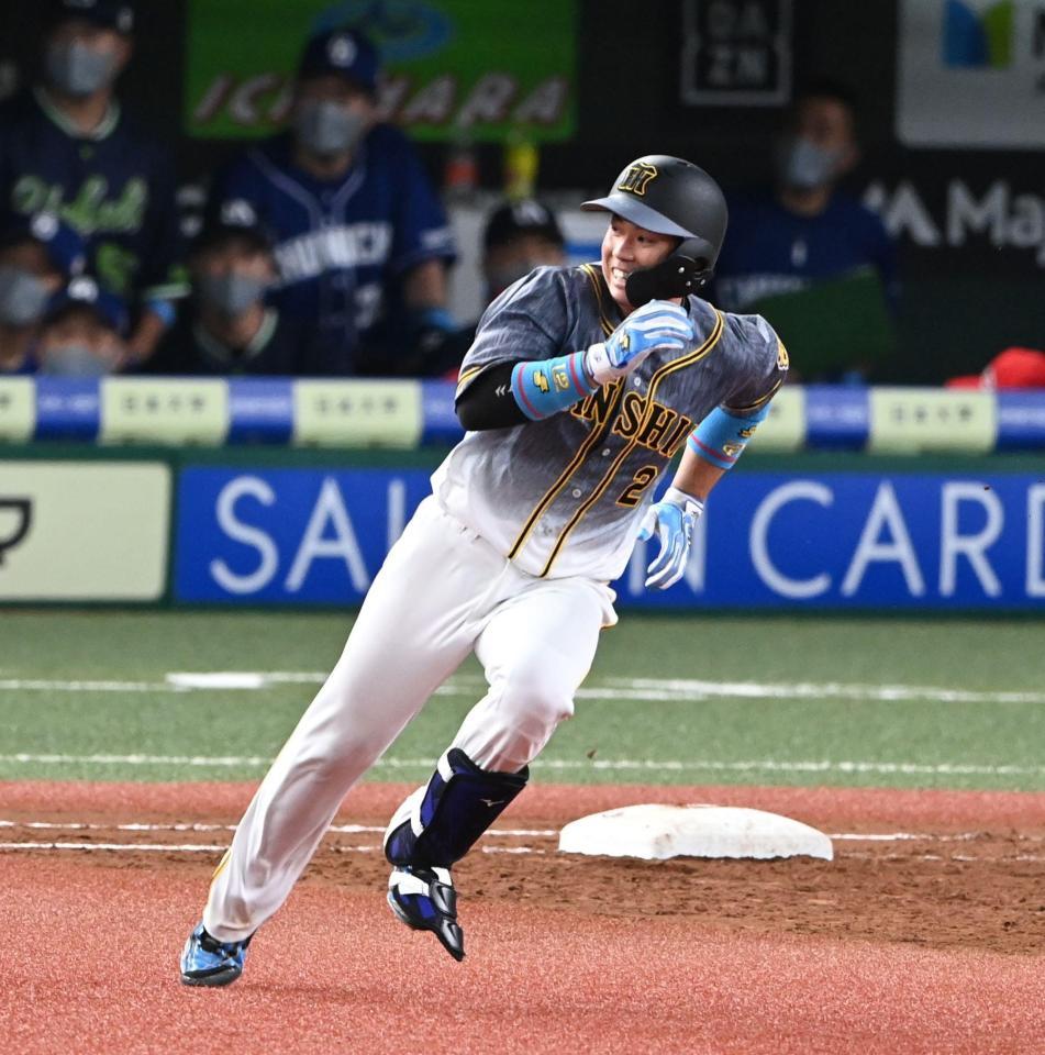 ５回、適時三塁打を放つ梅野（撮影・高石航平）