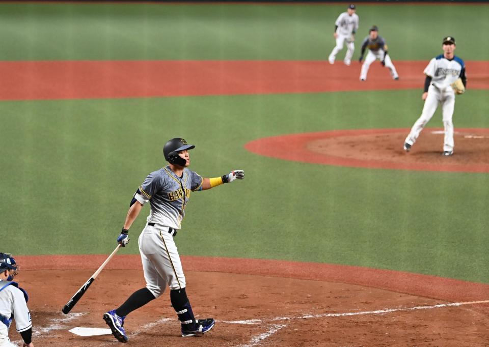 ５回、空振り三振に倒れる佐藤輝（撮影・田中太一）