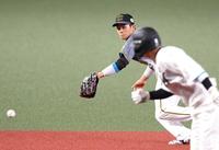 　７回、荻野の打球を好捕する中野