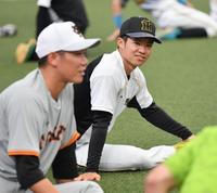 　坂本（左）と話す中野