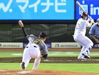 　５回、低い姿勢から楽天・小深田に投球する阪神・岩崎（撮影・高石航平）