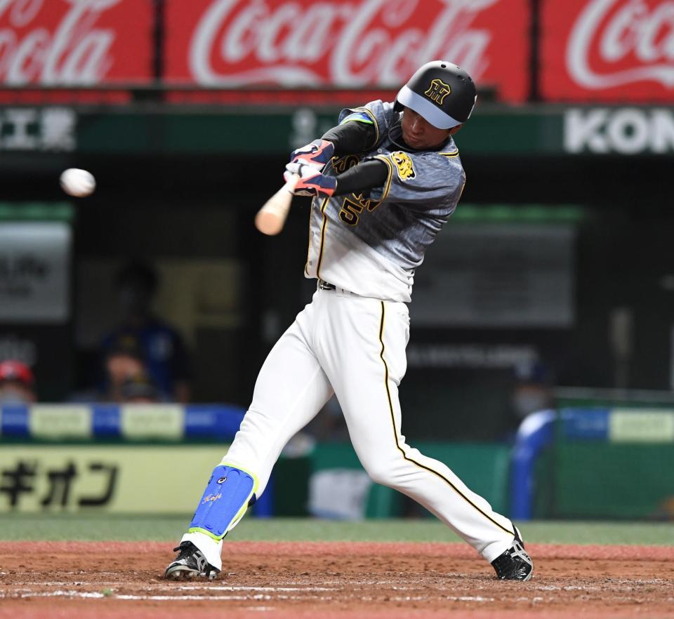 　５回、近本は左前適時安打を放つ