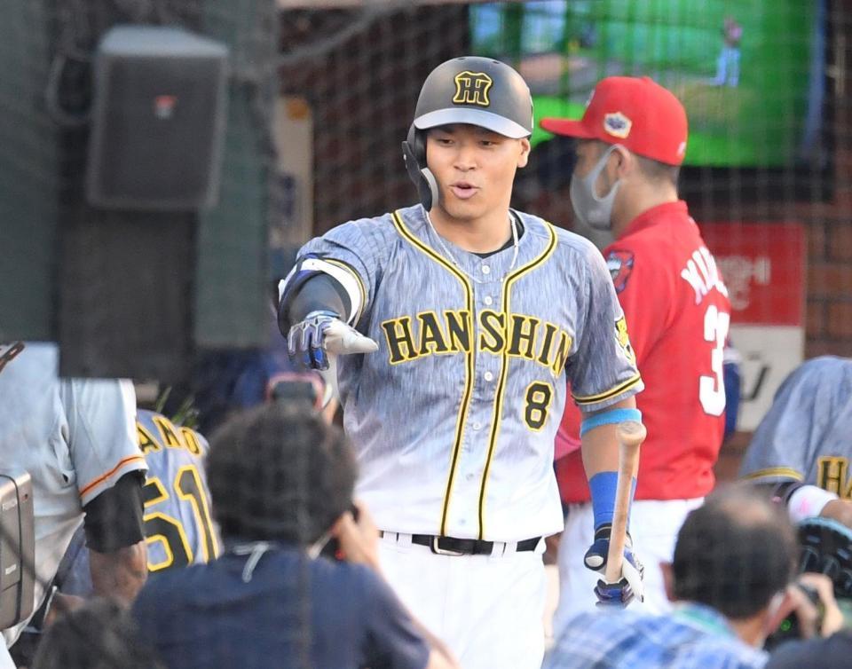 　２回、先制ソロを放った阪神・佐藤輝はゼットポーズを決める（撮影・田中太一）