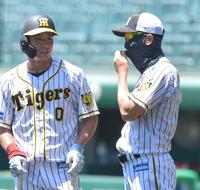 　木浪（左）と話す矢野監督