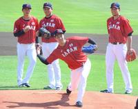 　投内連係でマウンドを確かめる青柳（手前）と（右奥から）山本、山崎、千賀＝２０日、仙台市内