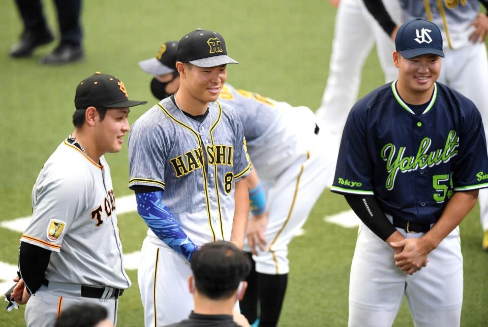 　オールスター第１戦の試合前、インタビューを受ける（左から）岡本和、佐藤輝、村上＝１６日、メットライフドーム