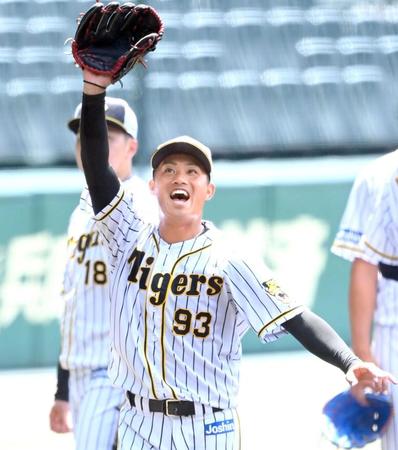 　ハツラツとノックを受ける石井将（撮影・飯室逸平）