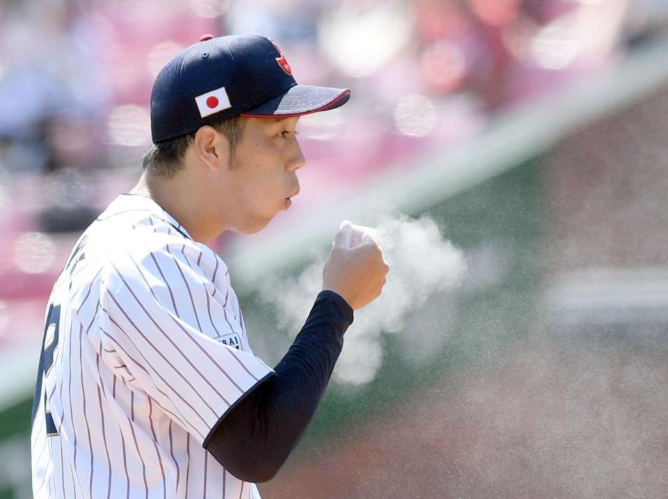 ４回、楽天に得点を許した青柳はマウンドでひと息入れる