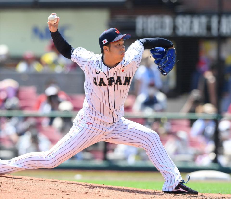 ４回に登板し、投げ込む青柳