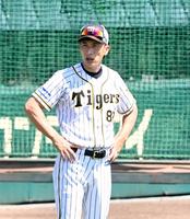 　練習を見守る矢野監督（撮影・飯室逸平）