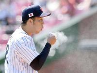 　４回、楽天に得点を許した青柳はマウンドでひと息入れる