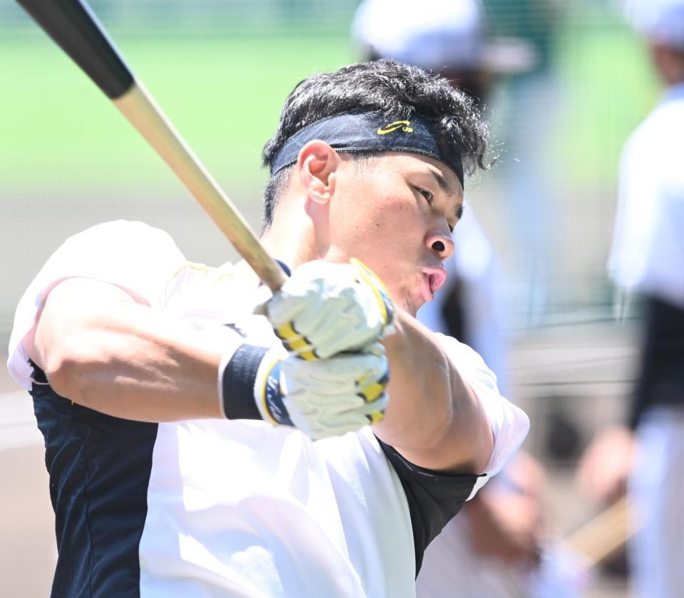 　打撃練習する佐藤輝