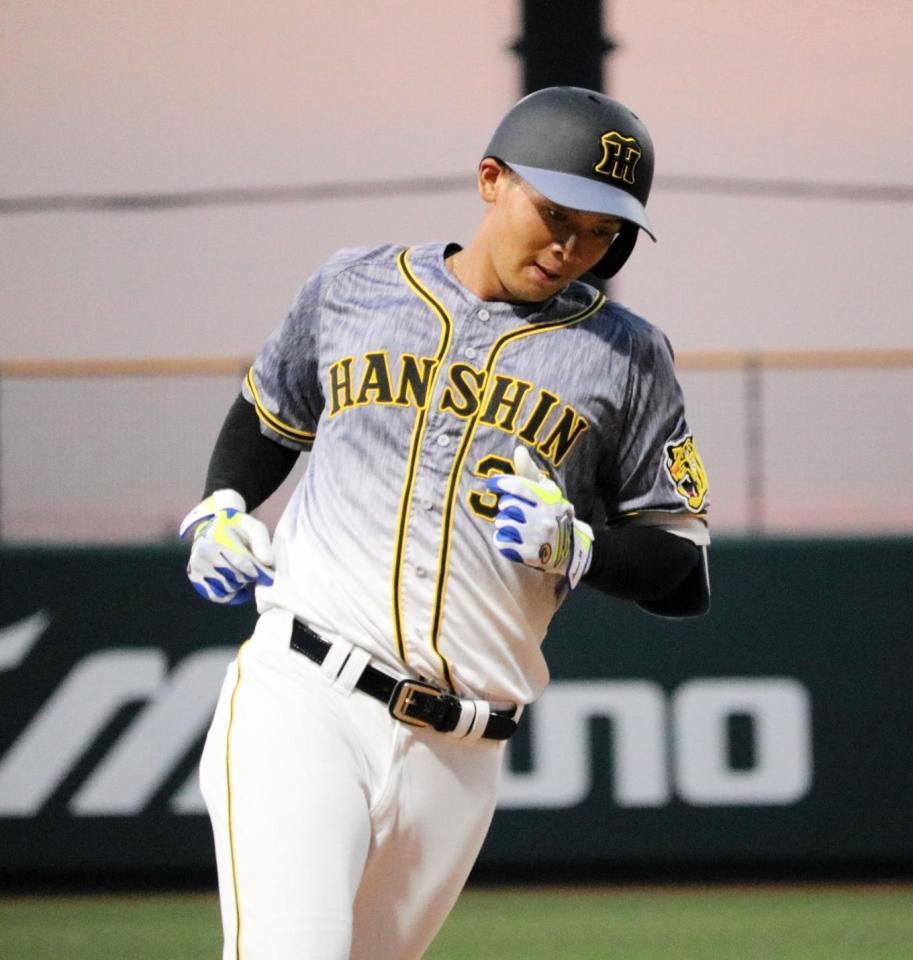 　７号３ランを放ち、三塁ベースを回る井上