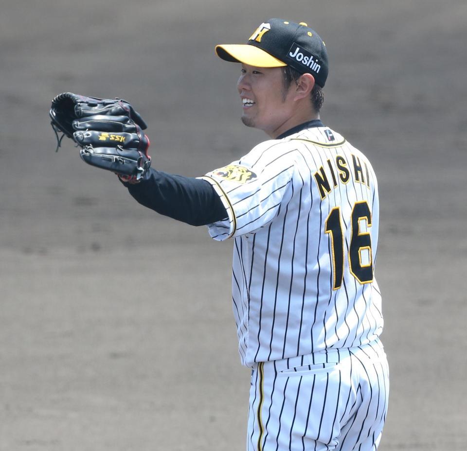 　２回、松井を四球で出し苦笑いを浮かべる西勇（代表撮影）