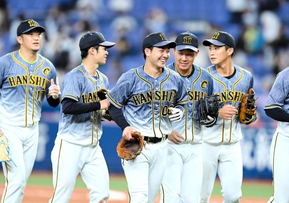 　オリックスと引き分け、笑顔でベンチに向かう山本（中央）ら阪神ナイン