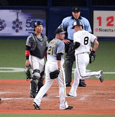 　８回、岩田稔は伏見に適時二塁打を許し失点する（撮影・山口登）