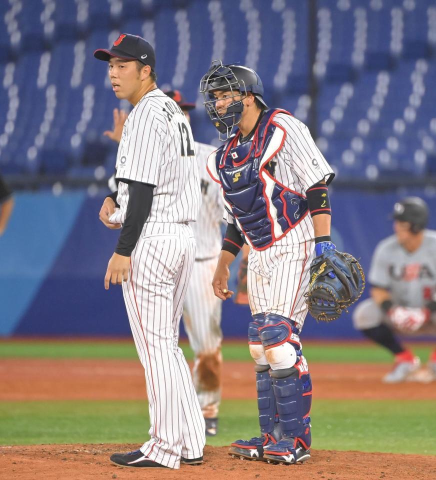 　５回、米国打線に打ち込まれる青柳（左）に声をかける梅野（２日・アメリカ戦）（撮影・高部洋祐）