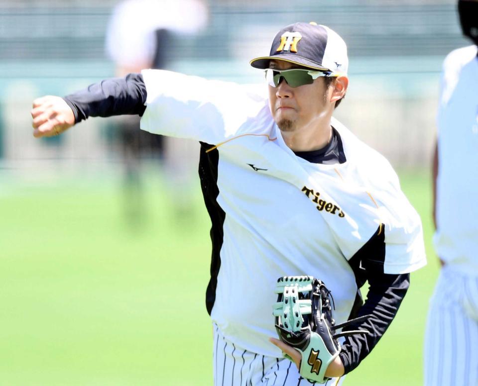 　キャッチボールで調整する西勇（撮影・田中太一）