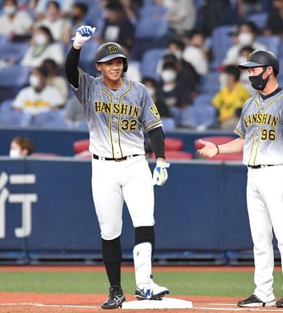 　２回、先制となる適時打を放ち、拳を突き上げる井上