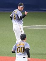 　３回無失点に抑えた西勇は野手に声をかけながらベンチへ引き揚げる