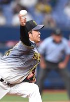 　力投する先発の西勇