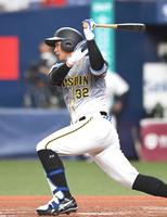 　２回、先制となる適時打を放つ井上