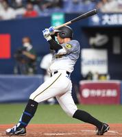 　２回、先制となる適時打を放つ井上