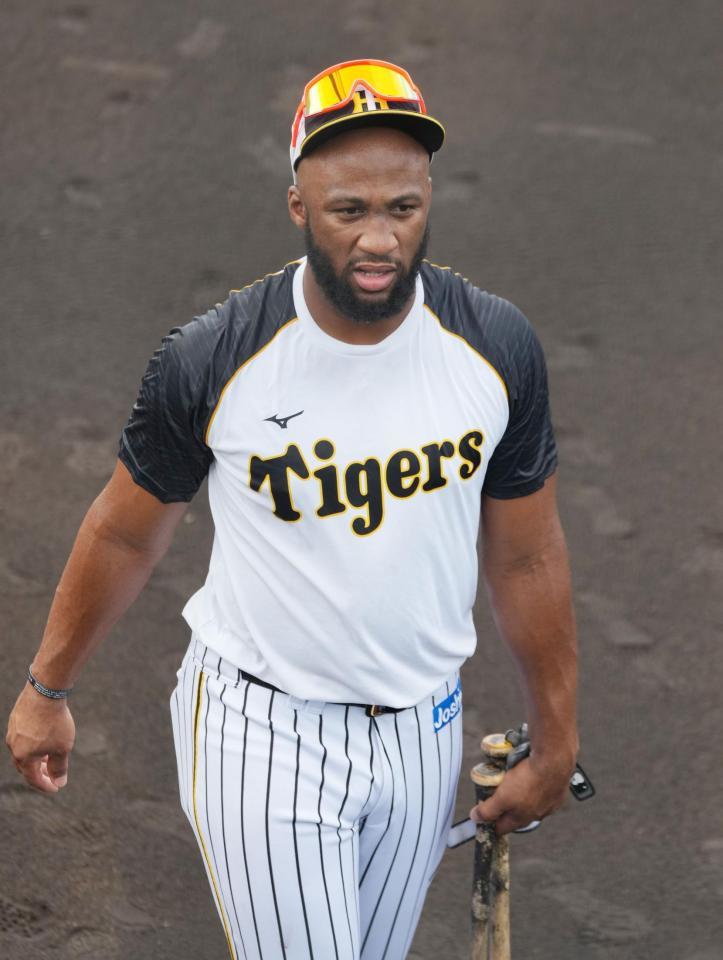 　試合前練習を行うロハス（代表撮影）