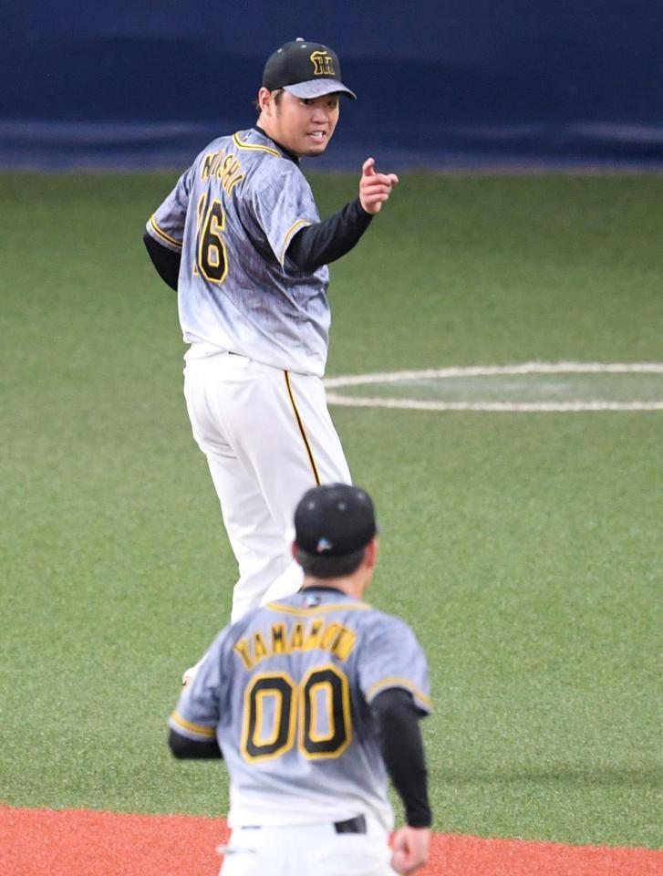 　３回無失点に抑えた西勇は野手に声をかけながらベンチへ引き揚げる