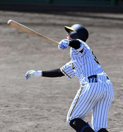 　５回、井上は右中間に３ランを放つ