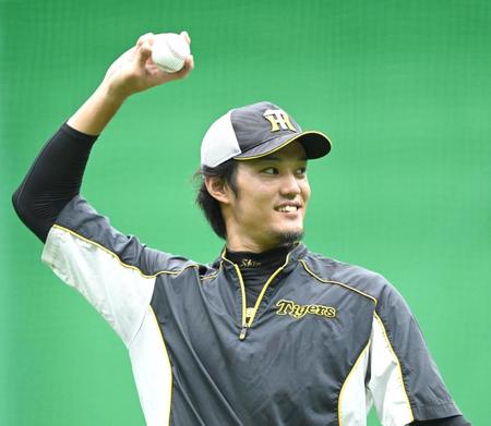 　キャッチボールする藤浪