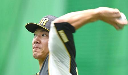 　キャッチボールで調整する伊藤将