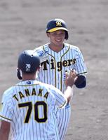 　９回、井上広大はサヨナラ二塁打を放ち笑顔でベンチに戻る