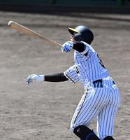 　５回、井上は右中間に３ランを放つ