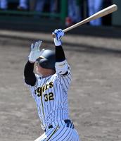 　５回、井上は右中間に３ランを放つ